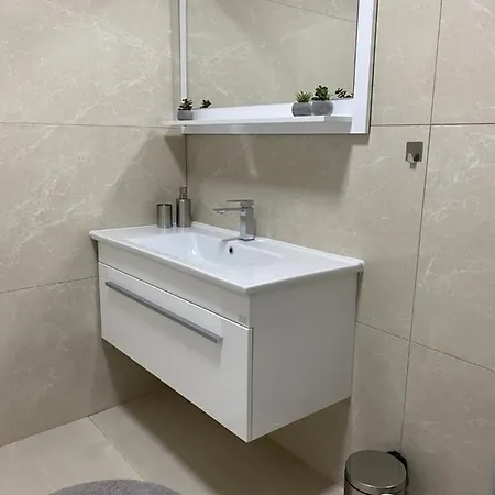 42 Apartment *